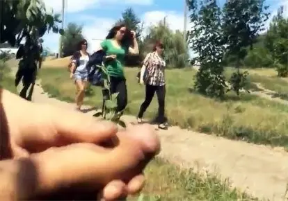 Русский парень дрочит член перед прохожими девушками на улице