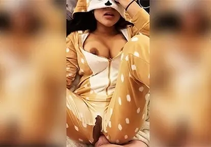 Сисястая девушка в пижамном комбинезоне трахается после мастурбации секс игрушками
